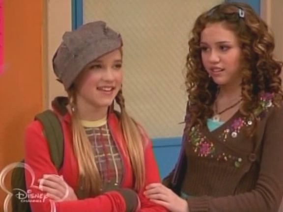 1-02-Miley-Get-Your-Gum-hannah-montana-3157129-576-432.jpg