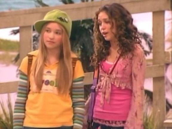 1-02-Miley-Get-Your-Gum-hannah-montana-3157132-576-432.jpg