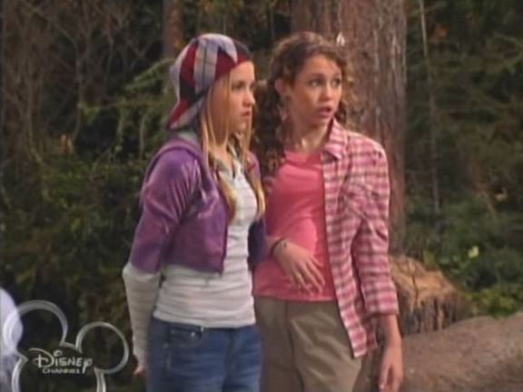 1-09-Ooh-Ooh-Itchy-Woman-hannah-montana-3167595-576-432.jpg